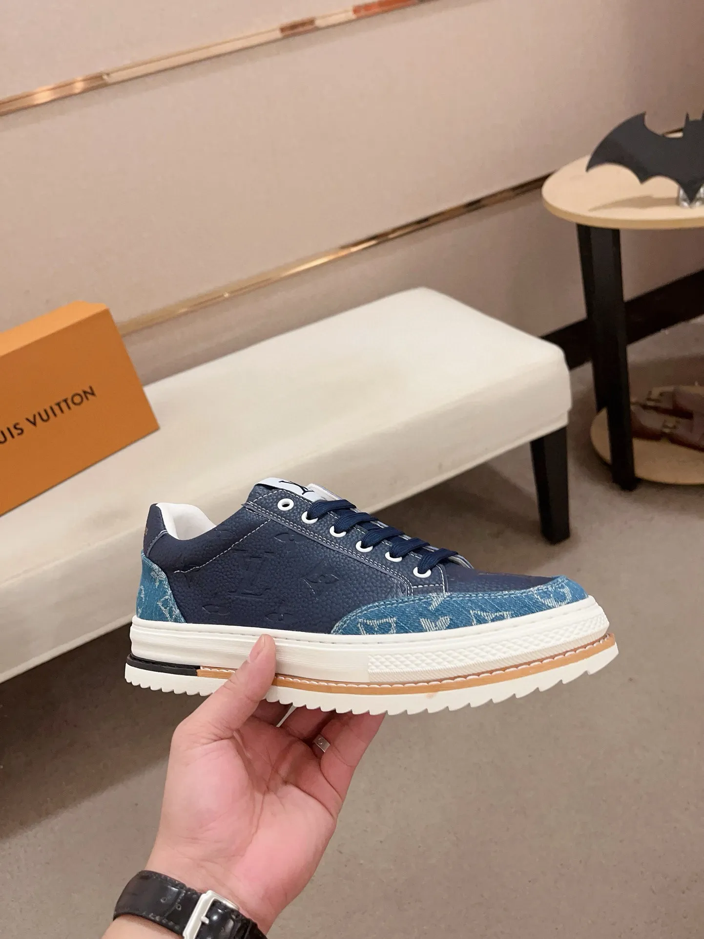Men's shoes💰 400💰Louis Vuitton (Louis Vuitton/LV) top 🔍🔍 new models are on sale at the same time, the upper 🇮🇹 imported first-layer cowhide from Italy, fully imported sheepskin lining 💪💪, completely 1⃣️ to 1 ⃣️Re-engraved🇮🇹💪💪, ⚠Sole: The original sole is specially provided by the original factory, the exclusive movable molded sole is super comfortable, ⚠The original factory follows the order, 🔍🔍high quality, you can enter and exit the counter at will, welcome to compare⚠. Code number: 38-44. Can be customized for 45 non-refundable!